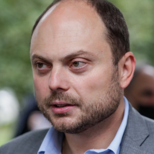 Opozitia exilată din Rusia discută în urma ușilor închise cu oficialii din Ucraina, potrivit unor declarații ale jurnalistului ruso-britanic Vladimir Kara-Murza, citate de digi24.ro. Kara-Murza, câștigător al premiului Pulitzer și critic al Kremlinului, afirmă că acum există un dialog secret între aceste două părți. Discuțiile nu sunt publice, dar el speră ca aceste contacte să escaladeze la cel mai înalt nivel, menționează el, referindu-se la președintele ucrainean Volodimir Zelenski.