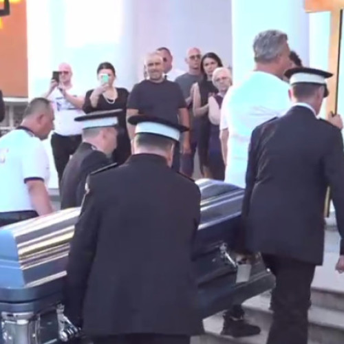 Video Sicriul cu trupul neînsufleţit al campionului Mihai Leu, întâmpinat cu aplauze la Hunedoara