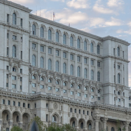 Angajații Senatului cer demontarea antenelor de pe Parlament, care „generează radiații”, după ce guvernul le-a tăiat sporul de antenă