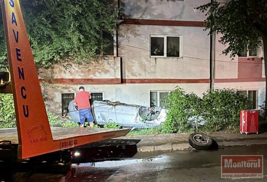 Accident grav în Botoșani: o mașină răsturnată pe stradă