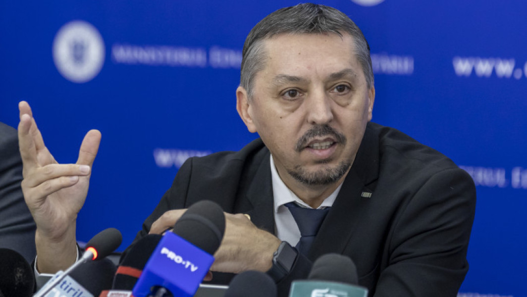 Ministrul educației, Daniel David, a recunoscut că a fost „paratrasnet” în ultima perioadă, deoarece era conștient că agitația din sistemul educațional putea influența evaluările financiare ale țării. El a spus că știe importanța stabilității în sistemul educațional și a economiei, motiv pentru care a preferat să rămână tăcut și să nu intre în conflicte, pentru a nu pune în pericol ratingurile de la agențiile de evaluare S&amp;P și Fitch, notează digi24.ro.