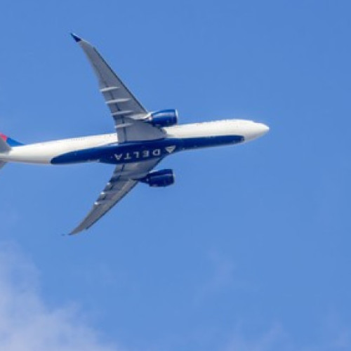 Zbor transformat în coşmar, după ce pilotul s-a îmbolnăvit: Pasagerii au fost nevoiţi să petreacă mai mult de 24 de ore în avion