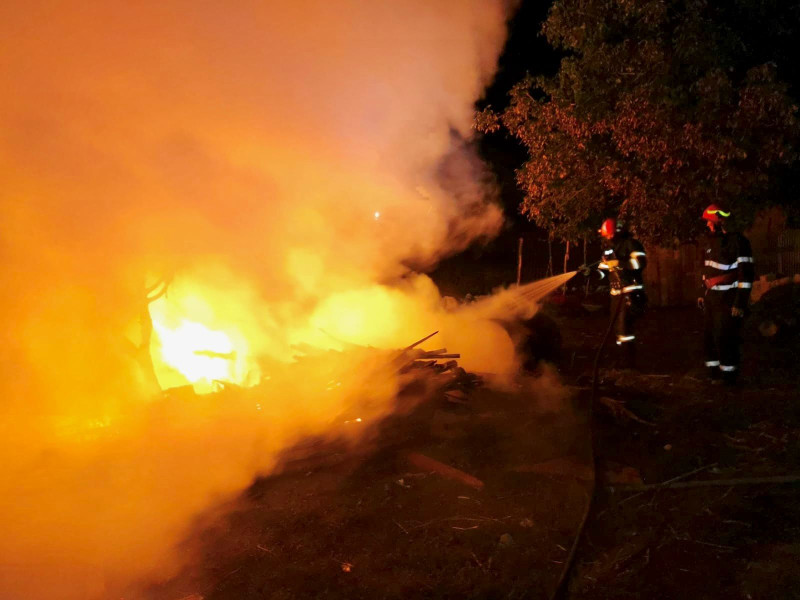 Patru incendii în Botoșani în ultimele 24 de ore, intervenții care au salvat case și terenuri