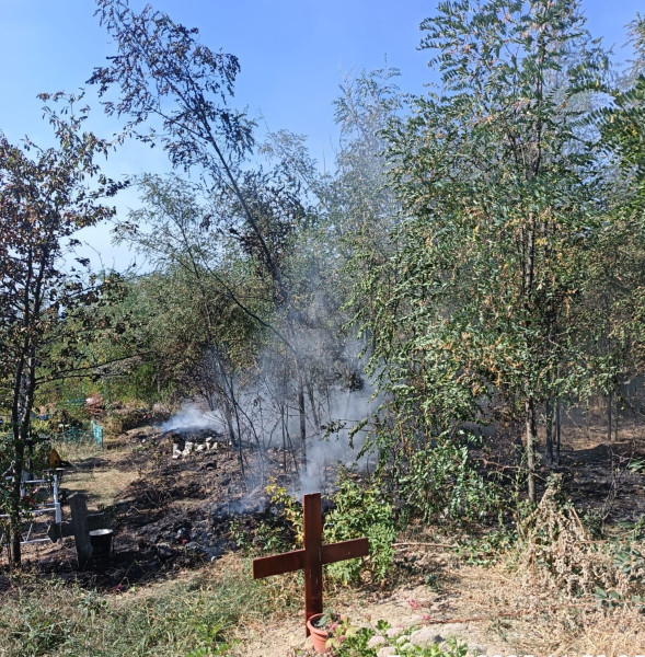 Incendiu într-un cimitir din județul Botoșani