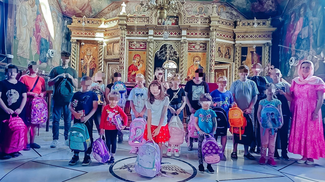 Peste 50 de copii primesc ghiozdane la Biserica Pacea din Botoșani