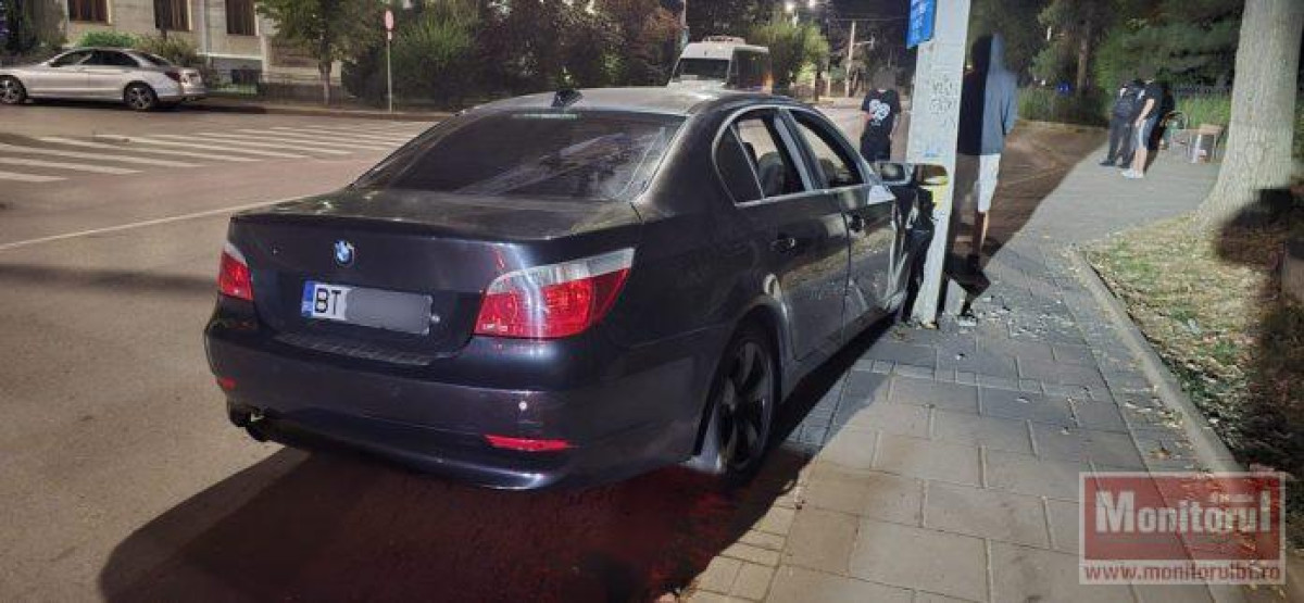 Stâlp luat la țintă cu BMW-ul în centrul orașului