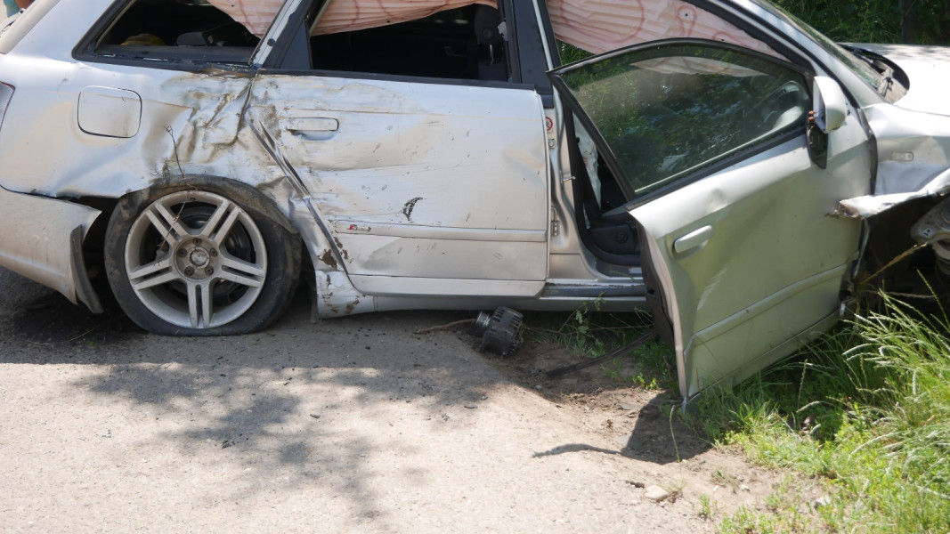 Accident într-o comună din Botoșani. Un șofer beat a intrat cu mașina într-un autoturism parcat