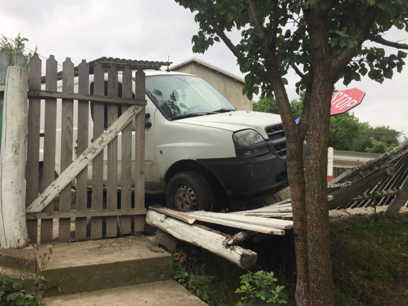 Accident în Curtești: șofer fără permis a intrat cu mașina în gard
