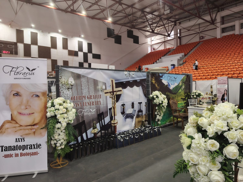 FOTO Premieră la un târg din Botoşani. O firmă de servicii funerare îşi prezintă oferta