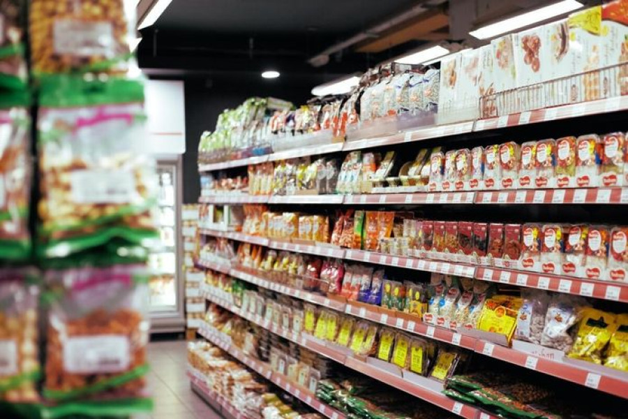 Guvernul nu mai prelungeşte plafonarea adaosului la alimentele de bază 