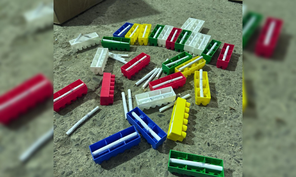 FOTO Captură impresionantă la Botoşani! Țigări ascunse în piese lego, haine, parfumuri și cosmetice contrafăcute ridicate de polițiști
