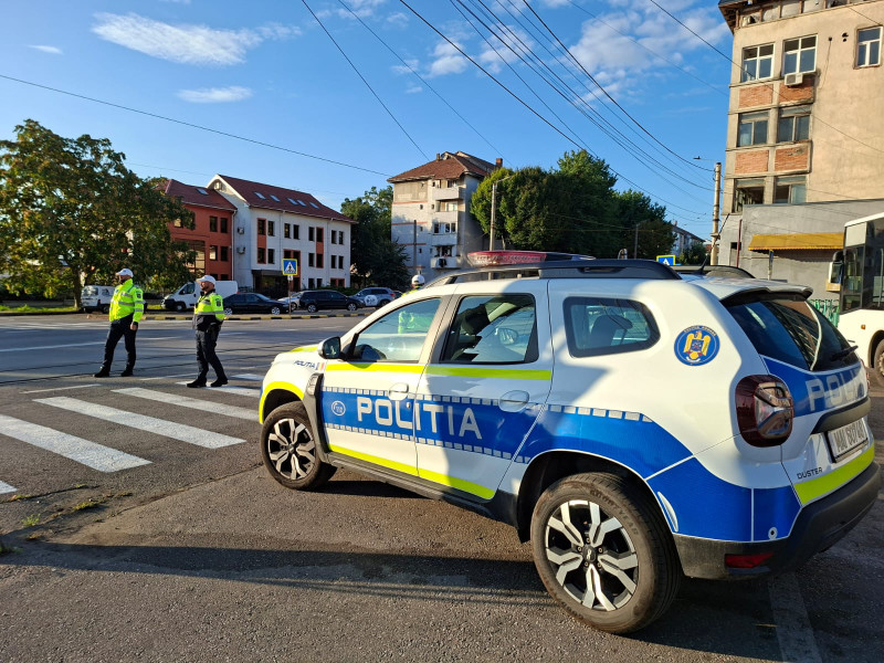 FOTO & VIDEO Razii ale polițiștilor în zona Pieței centrale și în Centrul Vechi. Chiriașii locuințelor primăriei, luați la verificat