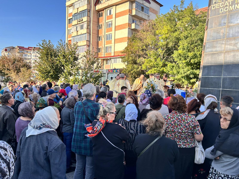 FOTO & VIDEO Slujbă impresionantă cu un sobor de preoți la Crucea de la Bazar. O mulțime de credincioși, la rugăciune