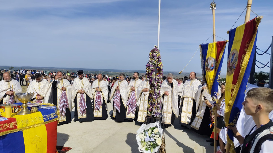 Un preot din județul Botoșani a primit o distincție din partea mitropolitului ÎPS Teofan