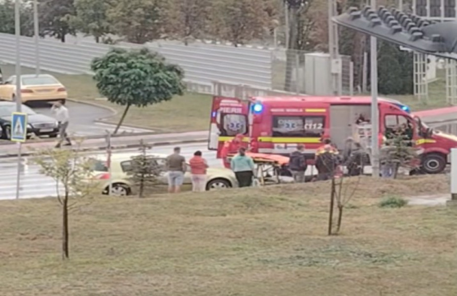 FOTO Accident în vecinătatea unui supermarket din Botoşani. Un pieton a fost lovit pe trecere