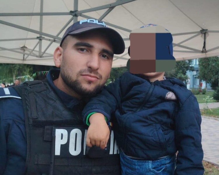 Polițist din Botoșani transportă un copil rănit la cap în timpul unui festival la Săveni