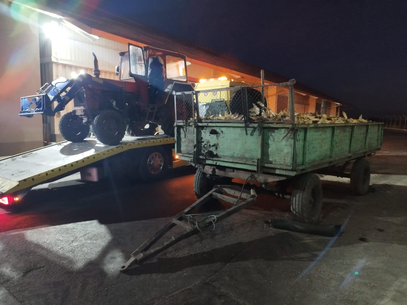 Cinci botoșăneni prinși după furtul a 5.000 kg de porumb cu tractor neînmatriculat