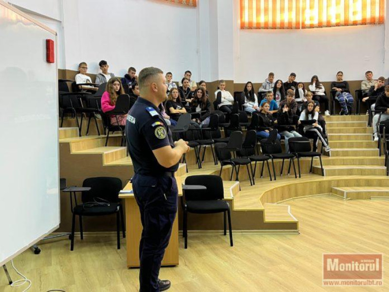 Jandarmii botoșăneni au organizat o activitate educativă la liceul din Săveni