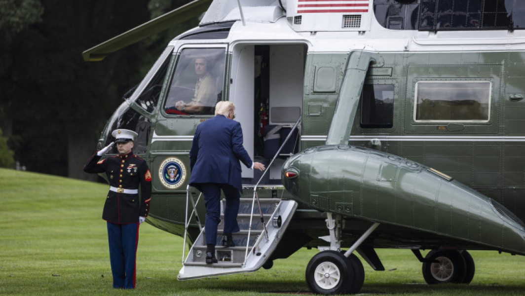Bărbat arestat pentru că a îndreptat un fascicul laser spre elicopterul lui Donald Trump