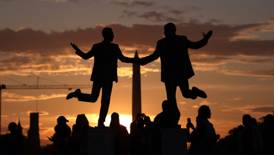 Statuie cu Trump și Epstein instalată temporar la National Mall