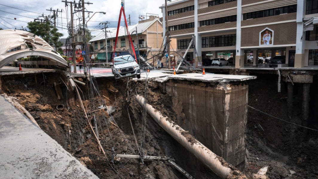 Groapă uriașă apare lângă spital în Bangkok, autoritățile izolează zona