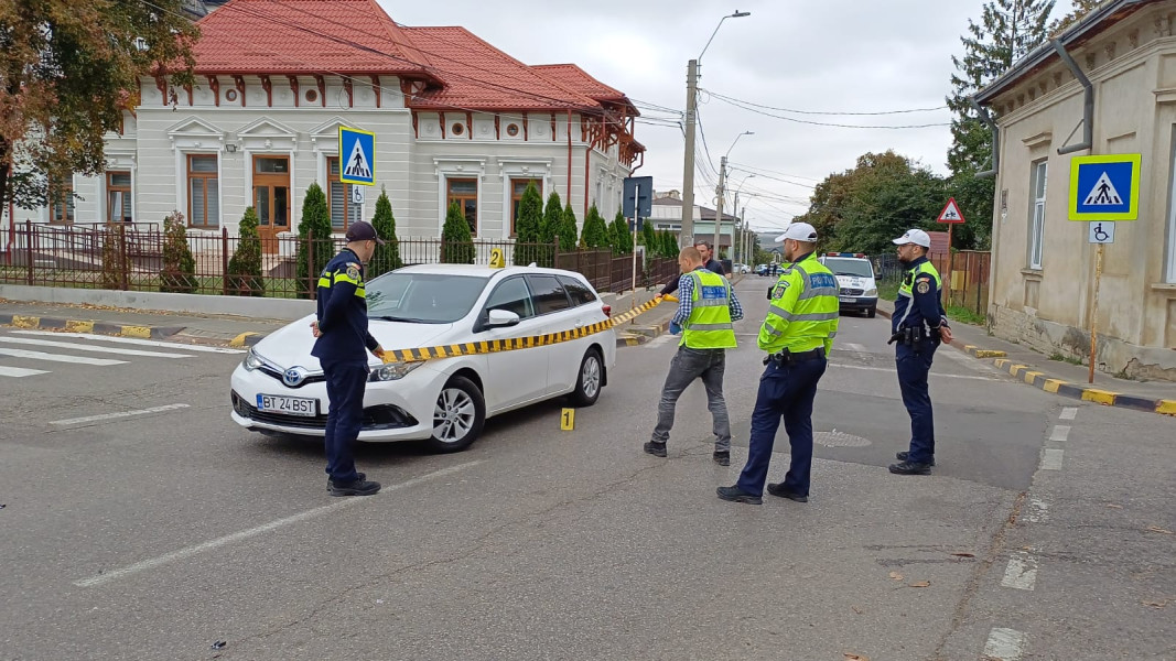 Două eleve lovite de o mașină în Botoșani după ce au intrat nesigure cu trotineta în intersecție