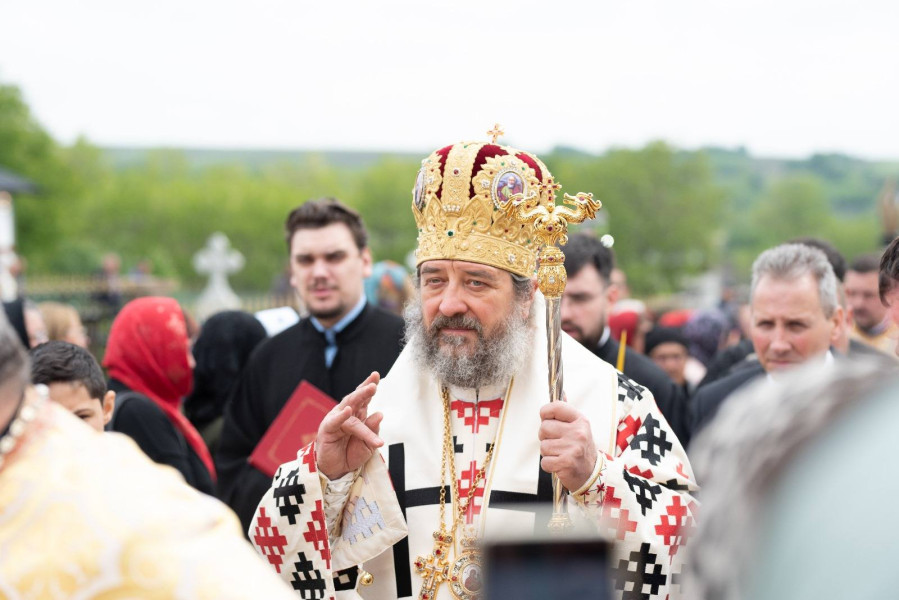 Preasfințitul Nichifor Botoșăneanul sfințește o biserică în județul Botoșani