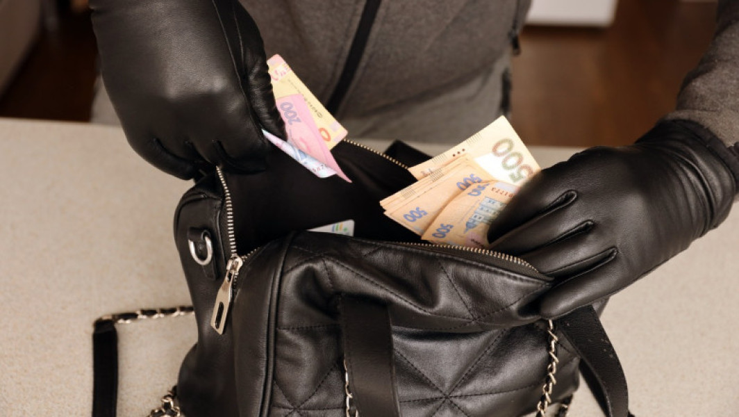 O femeie din Timiș a fost jefuită de 50.000 de euro cu ajutorul unei prietene