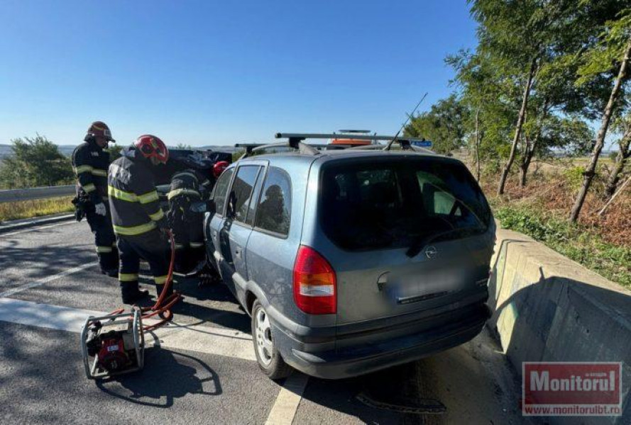 Accident cu trei mașini în Bălușeni; două persoane au refuzat spitalizarea