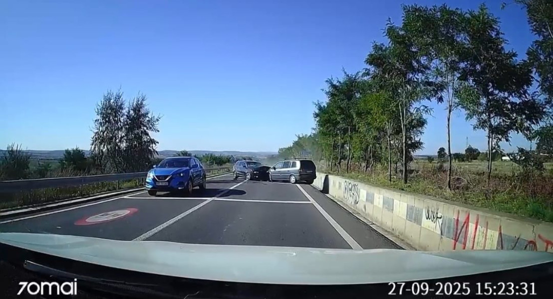 Trei mașini implicate într-un accident surprins de o cameră de bord în Bălușeni