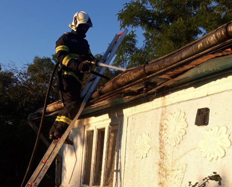 Incendiu la acoperișul unei case din Buimăceni, intervenție promptă a pompierilor