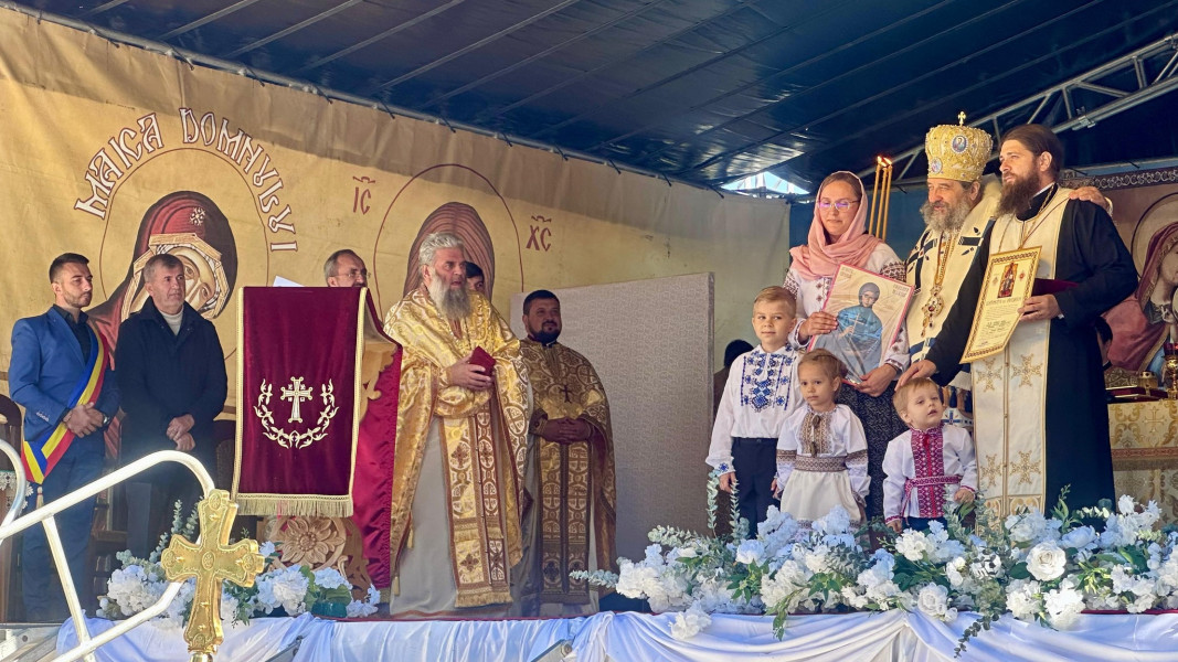 Preot din Botoșani a primit rangul de iconom stavrofor la sfințirea bisericii din Silișcani