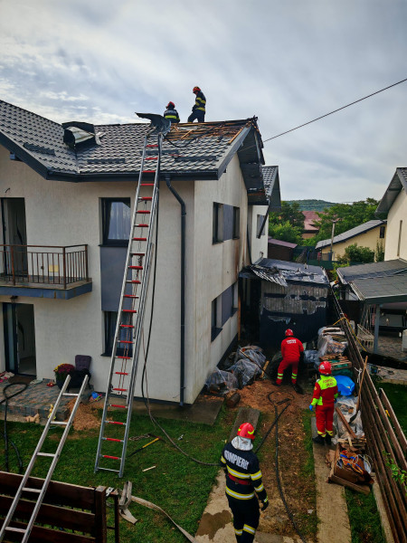 Intervenţie rapidă a pompierilor a salvat două case de la incendiu la Mănăstirea Doamnei