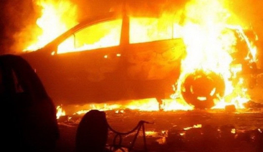 Bărbat din Vorona reținut după ce a incendiat mașina lovind un mal de pământ