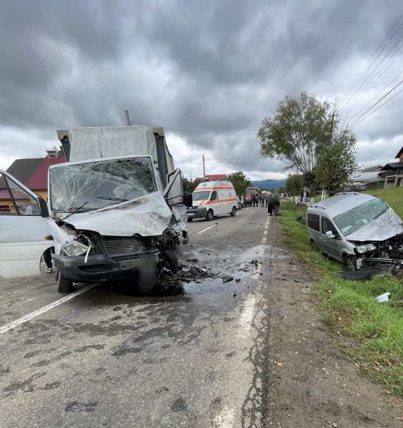 Accident între o autoutilitară și un autoturism la Arbore cu doi răniți