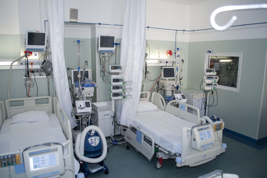 Un bărbat de 102 ani a fost operat cu succes la spitalul Mavromati din Botoșani