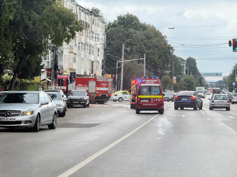 Alertă în Botoșani după miros de fum la o mașină în intersecție