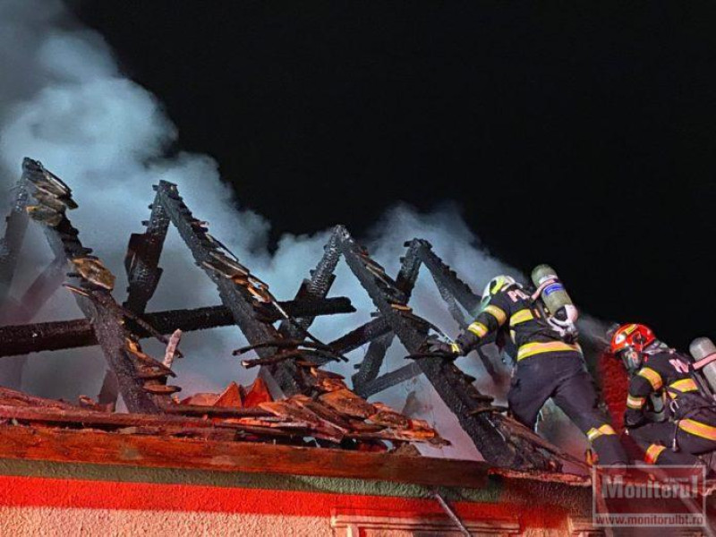 Incendiu la o anexă din Albești pune în pericol o casă de locuit