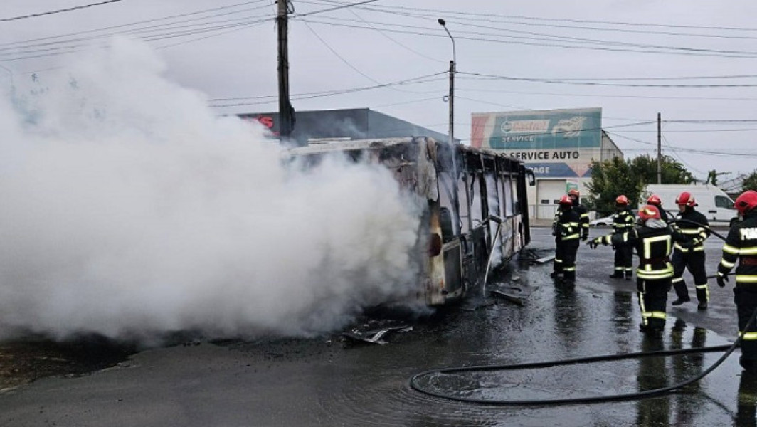 Autobuz cu muncitori a ars complet pe șoseaua Vizirului din Brăila