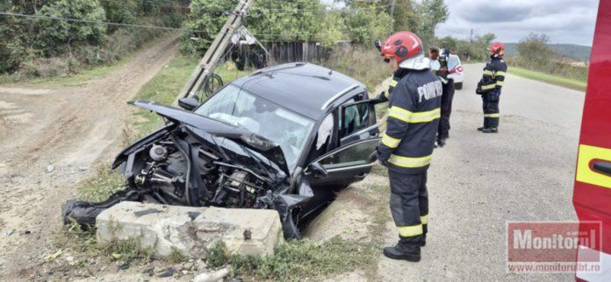 Bărbat rănit într-un accident după ce a lovit un cap de pod și un stâlp în Buda