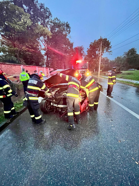O tânără rănită într-un accident la Dorohoi după ce a intrat cu mașina în gard
