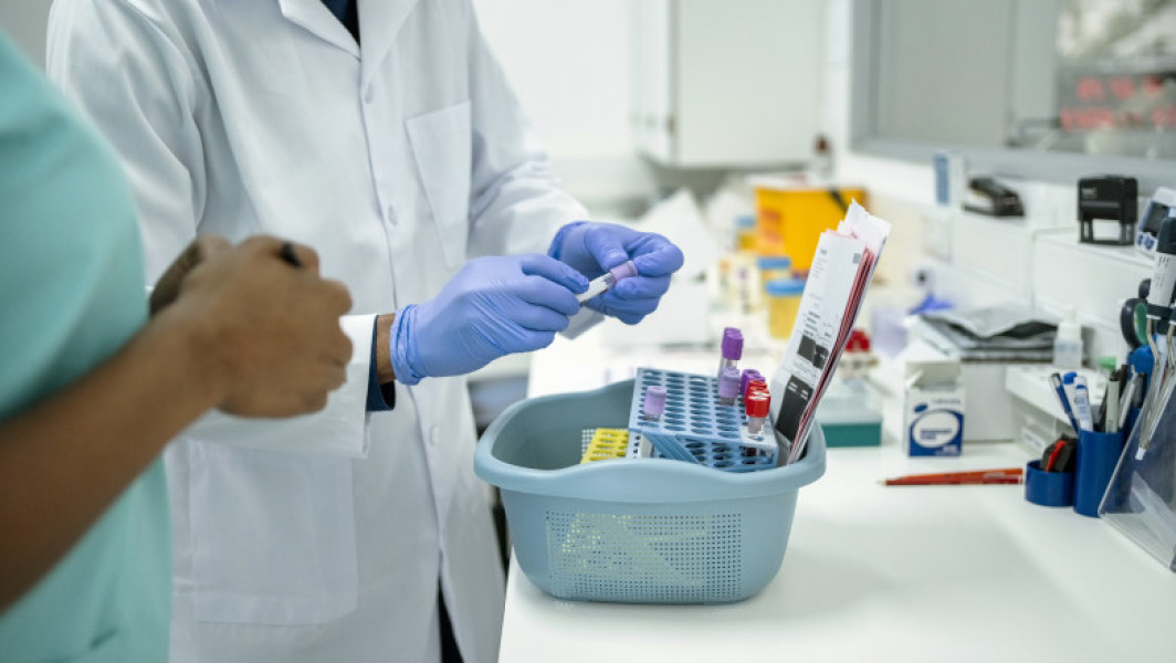 Infecția cu Clostridioides difficile: riscuri, transmitere și prevenție