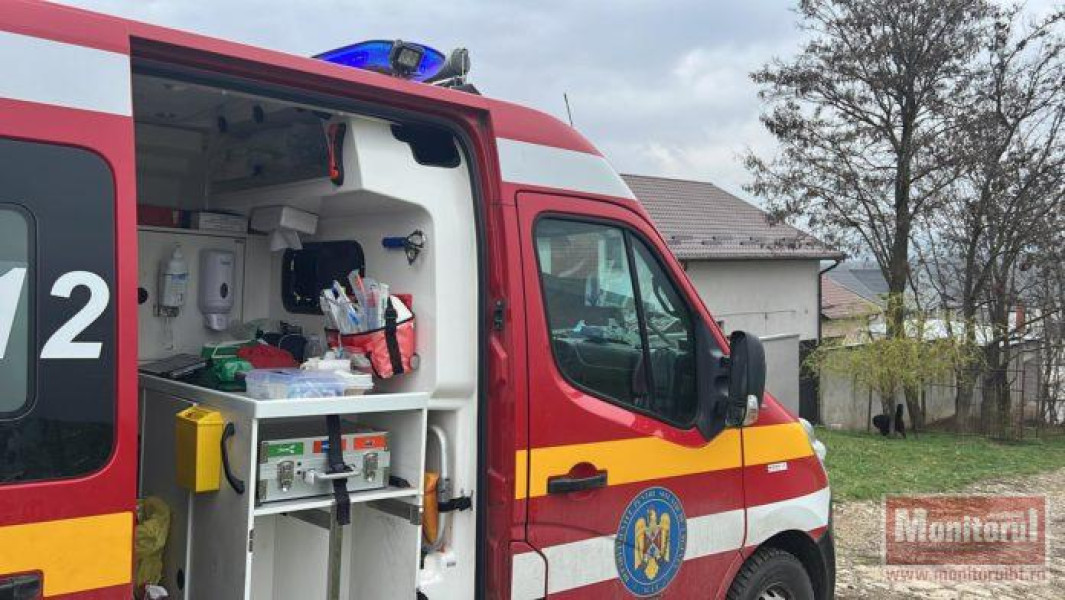 Femeie de 70 de ani, internată în stare gravă după ce s-a aprins în timp ce făcea focul