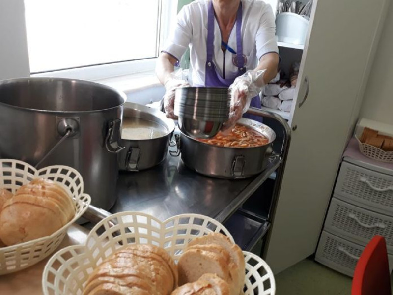 Microplasticele invadează alimentele și ustensilele din bucătăriile noastre