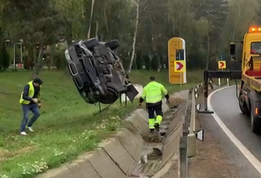 Șofer din Botoșani scapă nevătămat după ce s-a răsturnat cu mașina