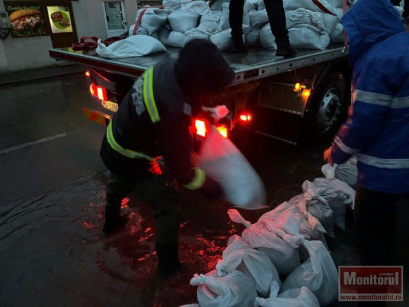 Pompierii botoșăneni, intervenție la inundațiile severe din Constanța