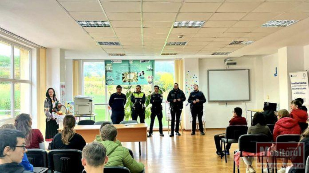 Polițiștii din Hlipiceni au educat elevii din Trușești despre siguranța rutieră și prevenirea violenței