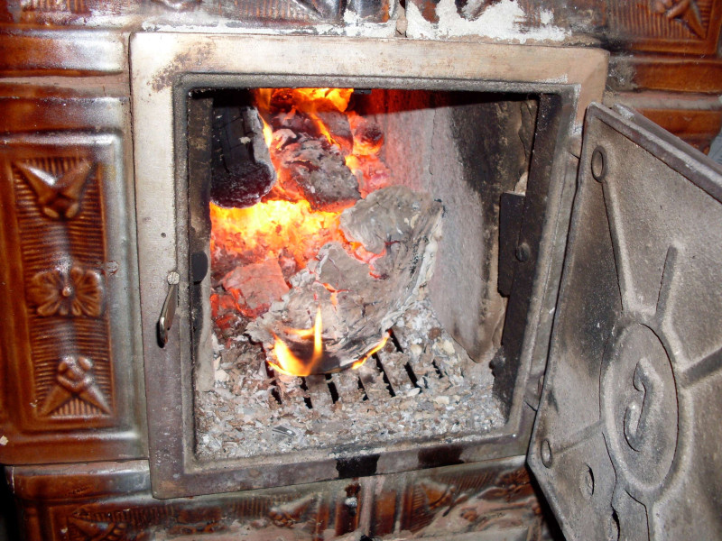 Șase persoane au murit în incendii cauzate de jarul căzut din sobă în Botoșani