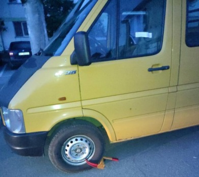 Atenție unde și cum vă parcați mașinile! 12 șoferi din Botoșani s-au trezit cu ele blocate