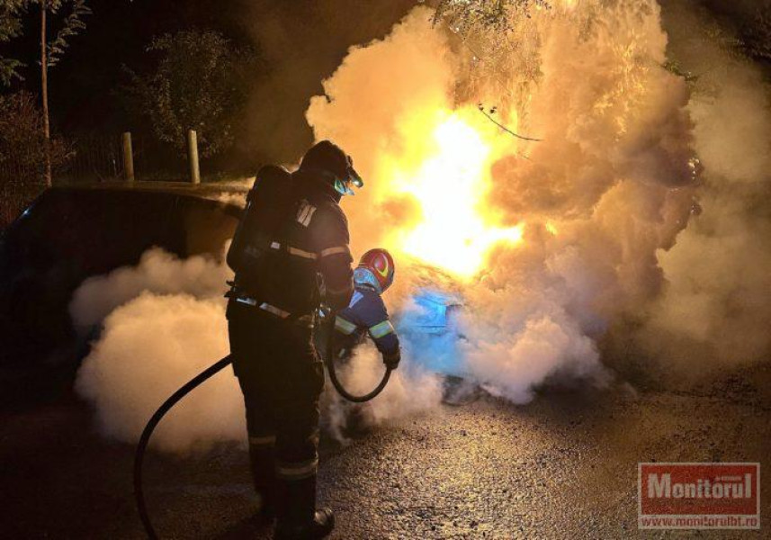 Mașină cuprinsă de flăcări în Leorda, incendiul a fost stins de pompieri